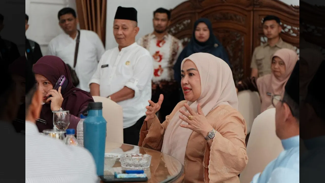 Ny. Lise Eka Putra